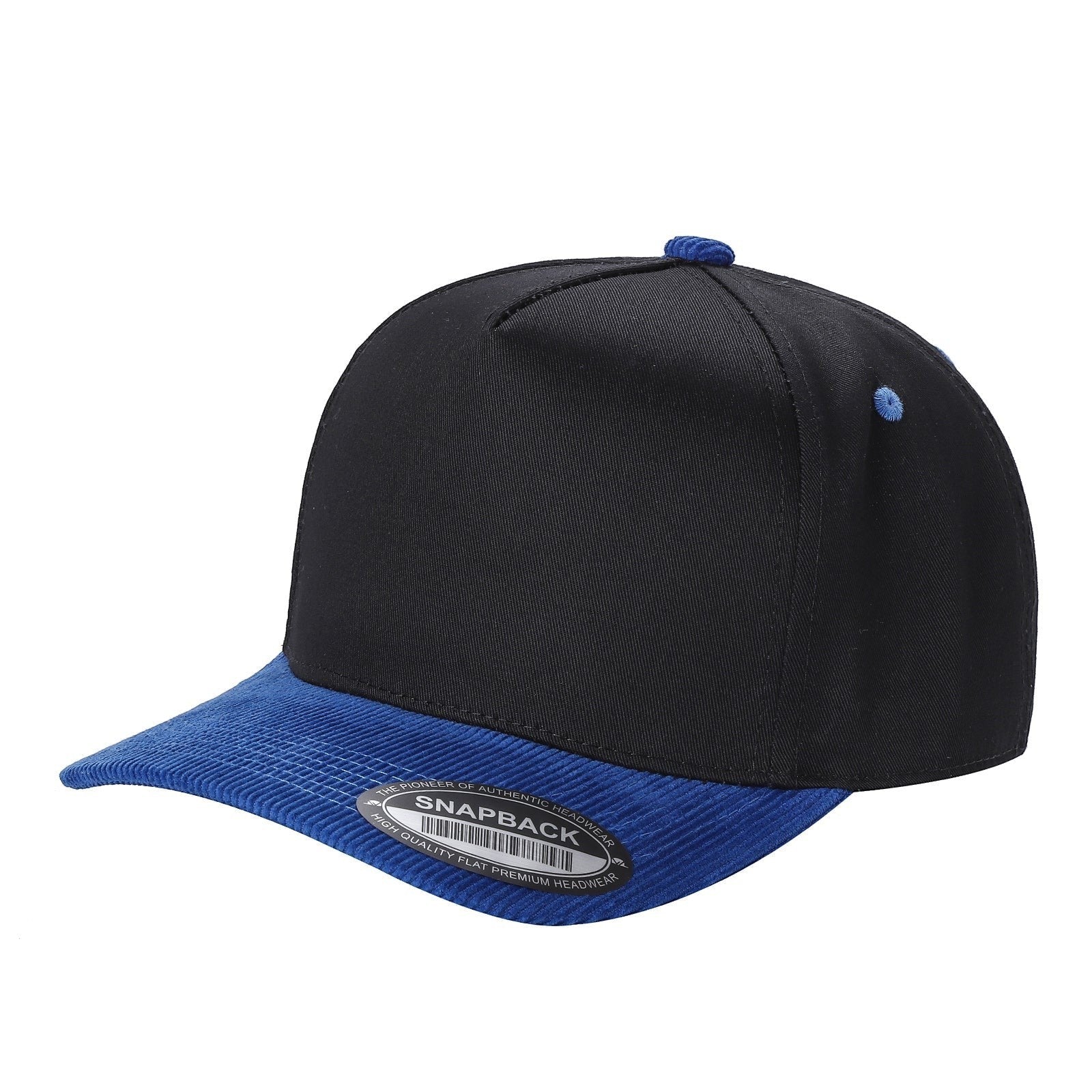Gorra negra con visera de pana azul rey con el logo P28 creative bordado en el costado